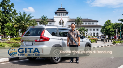 Supir Gita Tour & Rent Car berseragam batik siap melayani rental mobil Bandung harga murah dengan mobil Suzuki XL7 di depan Gedung Sate.