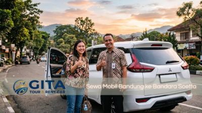 Supir Gita Tour & Rent Car dan pelanggan tersenyum bahagia berpose bersama di samping mobil, simbol layanan sewa mobil Bandung ke Bandara Soetta yang ramah dan terpercaya.
