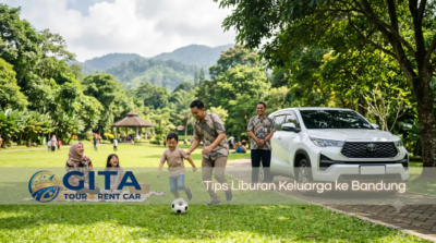 Keluarga bahagia bermain bola di taman hijau Bandung dengan supir Gita Tour & Rent Car tersenyum di samping mobil, simbol liburan keluarga yang nyaman dan menyenangkan.