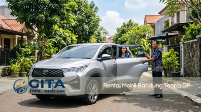Pelanggan Gita Tour & Rent Car naik ke mobil Innova silver dengan bantuan supir berseragam batik, simbol layanan rental mobil Bandung tanpa DP dan tanpa lepas kunci.