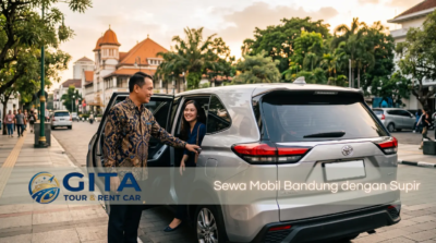 Supir profesional Gita Tour & Rent Car siap melayani sewa mobil Bandung dengan supir, dengan mobil bersih dan latar pegunungan.